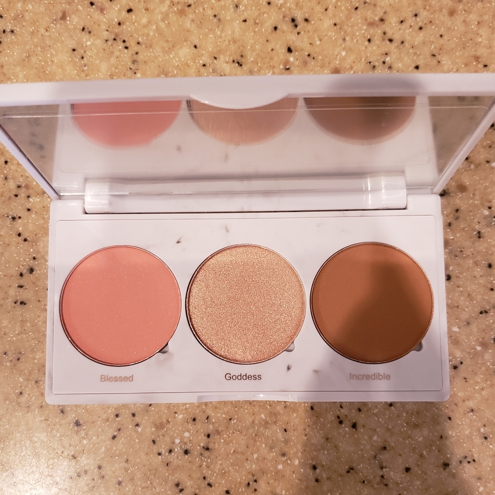NWT Realher Ultimate Glow Getter Cheek Trio